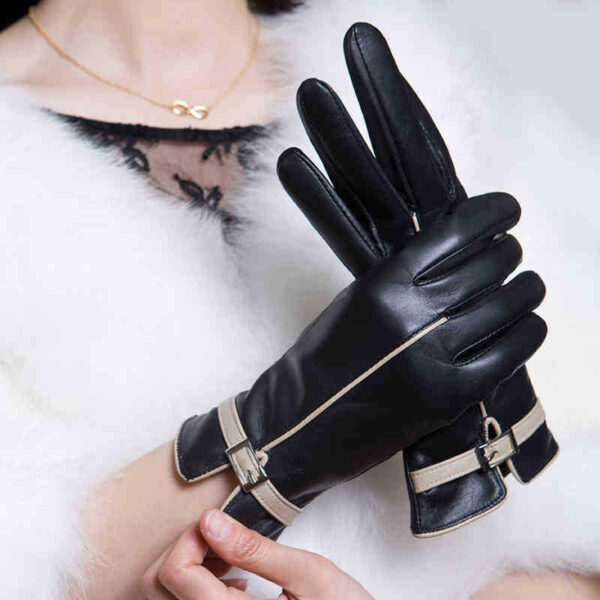 Leather charm gloves – warm and stylish