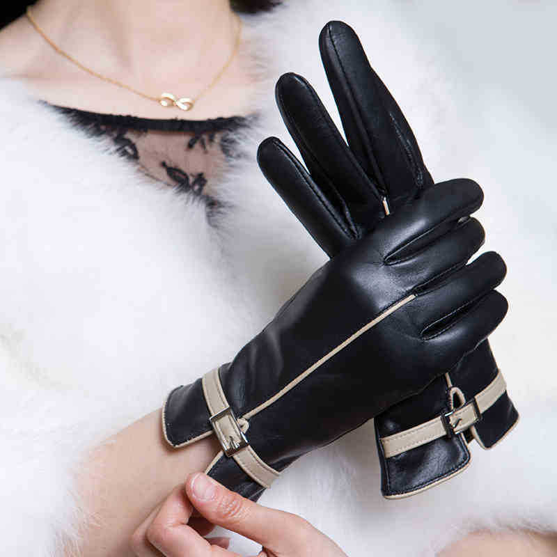 Leather charm gloves – warm and stylish