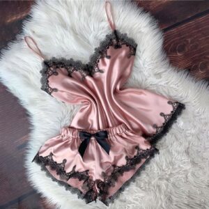 Vaaleanpunainen satiininen pitsireunainen kaksiosainen yöasu | Freyona Boutique