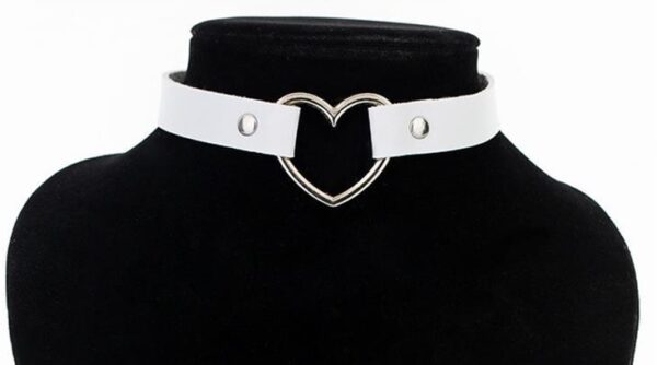 White and silver heart-shaped buckle choker – minimalist style