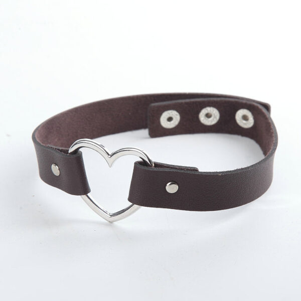 Brown faux leather heart choker – close-up of buckle