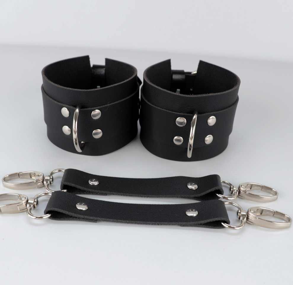 Viettelevä BDSM-harness ja rannekahleet - Image 4