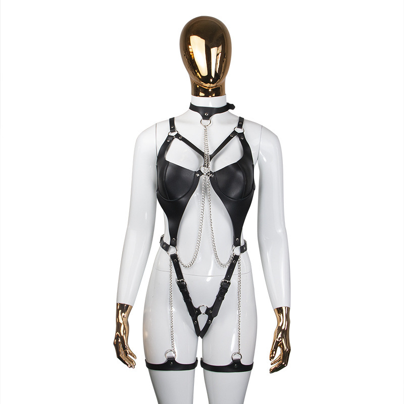 Puolikiiltävä bodyharness reisiremmeillä, rohkea ja sensuelli setti BDSM-leikkeihin