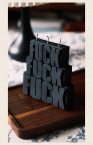 Freyona wicked words musta kynttilä puualustalla