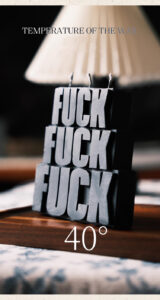 Musta kynttilä lampun valossa