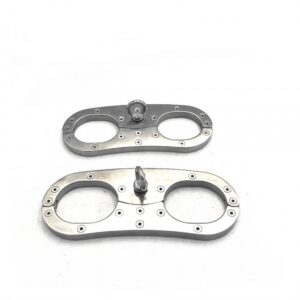 Freyonan ensiluokkaiset teräksiset raudat Paksu metallinen BDSM-ranneblokki keskirenkaalla