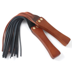 Nahkainen flogger puukahvalla | Freyona Boutique