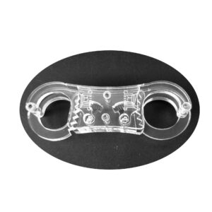 Läpinäkyvät polykarbonaattiset peukaloraudat mustalla taustalla.