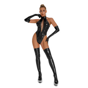 Musta wetlook-body nyörityksellä ja halterneck-mallilla, yhteensopivatt sukat ja pitkät hanskat