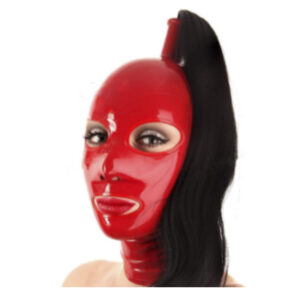 Punainen lateksinen huppu mustalla ponnarilla edestä kuvattuna