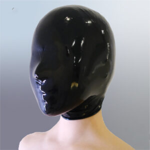 Lateksinen fetish-huppu minimalistisella muotoilulla