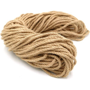 Luonnollinen hamppuköysi bondage-käyttöön valkoisella taustalla