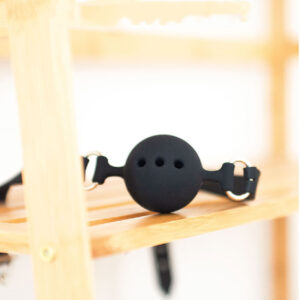 Pehmeä kuminen pallo-gag säädettävällä hihnalla, mustana