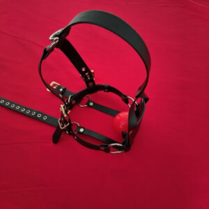 Aito nahkainen suupallo valjasrakenteella, musta, punainen tausta