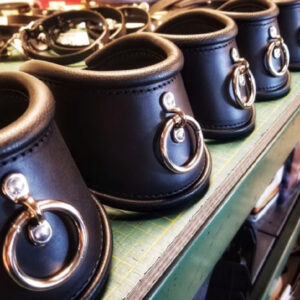 Musta leveä keinonahkainen kaulapanta metallisella kiinnitysrenkaalla