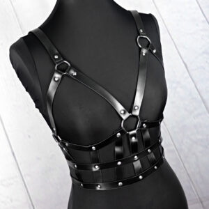 Säädettävä musta keinonahkainen harness metallirenkailla