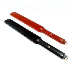 Pitkäkahvainen spanking paddle mustana ja ruskeana