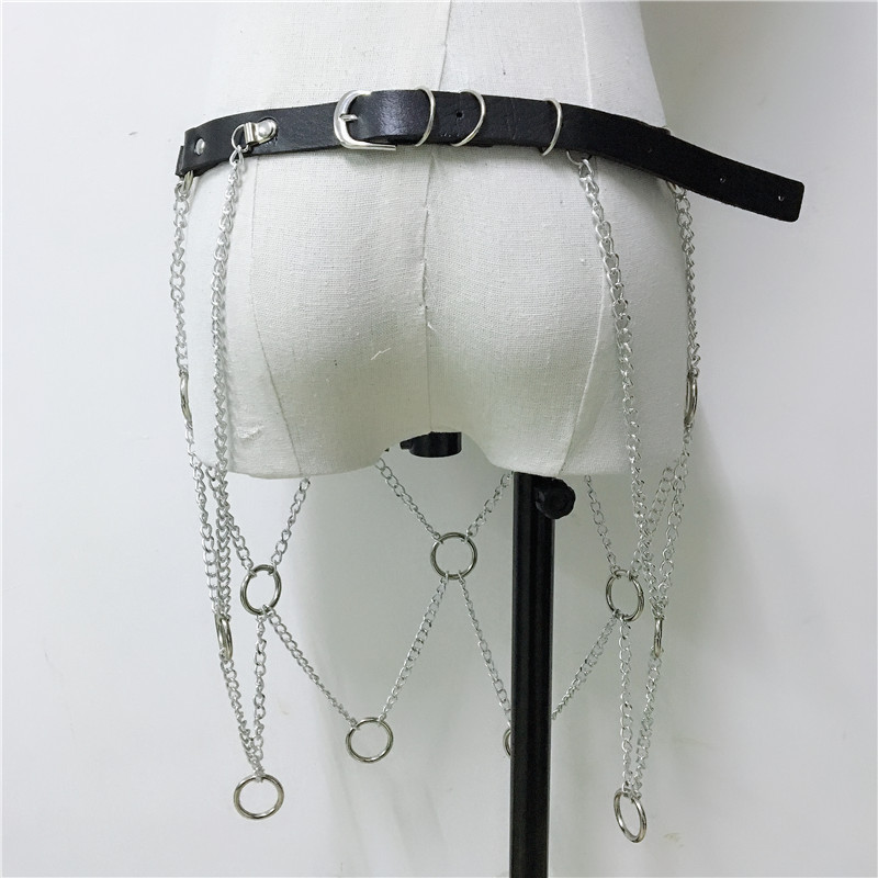 Musta harness-tyylinen waist chain metalliketjuilla ja rengasyksityiskohdilla, kuva takaa.
