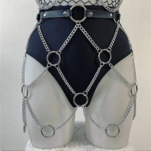 Musta harness-tyylinen waist chain metalliketjuilla ja rengasyksityiskohdilla.