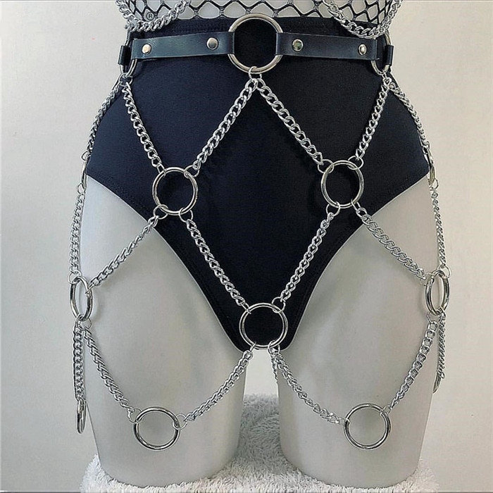 Musta harness-tyylinen waist chain metalliketjuilla ja rengasyksityiskohdilla.
