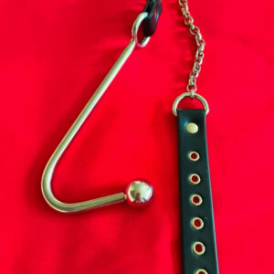 Teräksinen anaalikoukku säädettävällä hihnalla & ketjulla BDSM- ja bondage-käyttöön. Freyona