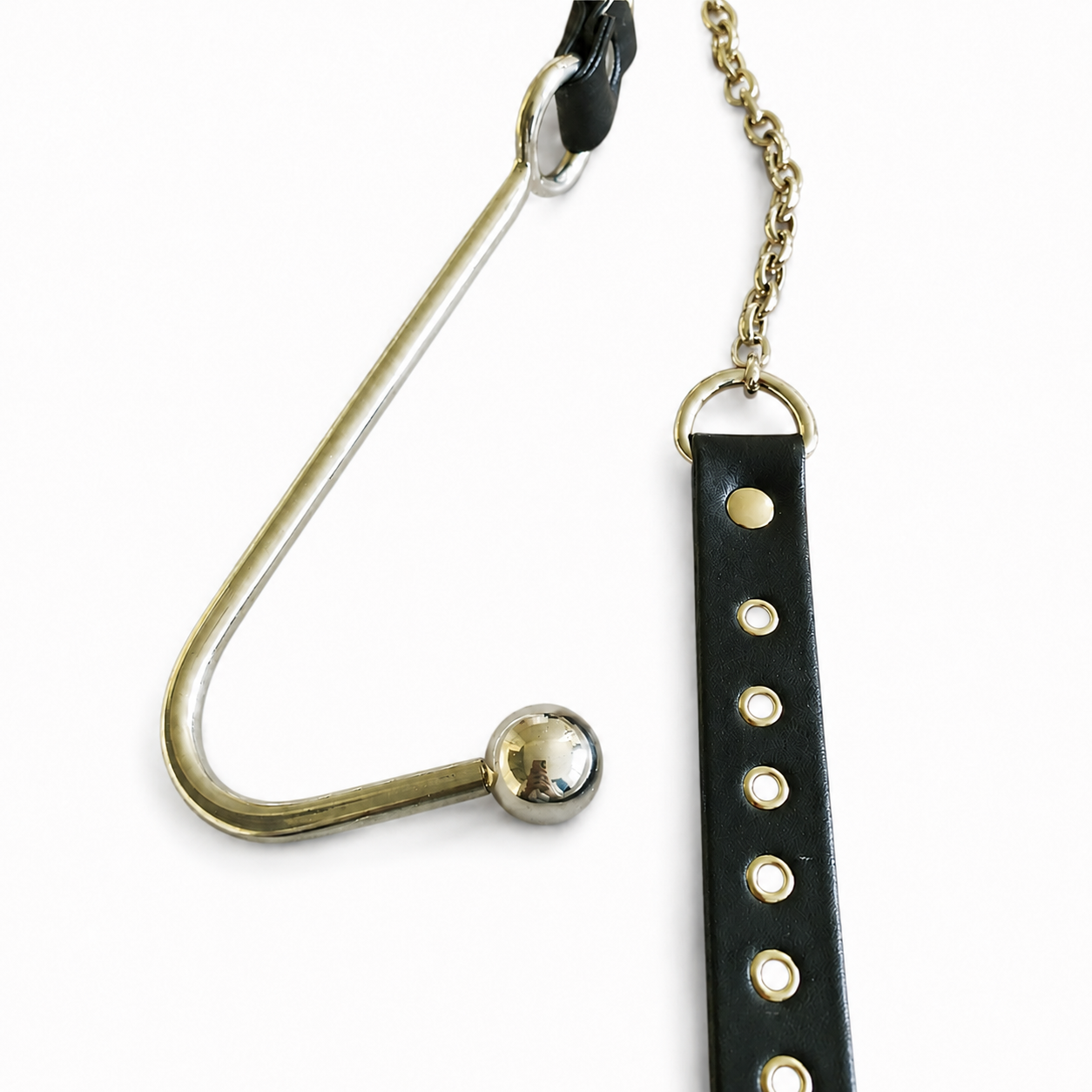 Teräksinen anaalikoukku säädettävällä hihnalla & ketjulla BDSM- ja bondage-käyttöön. Freyona