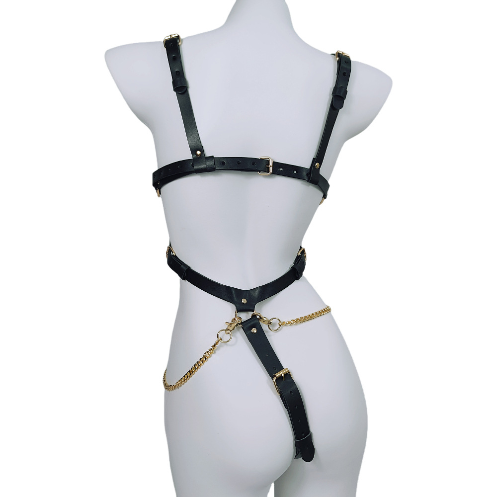 Keinonahkainen body harness metalliketjuilla takaa.