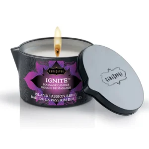 Kama Sutra Ignite Island Passion Berry -hierontakynttilä kaatonokallisessa purkissa. Freyona.