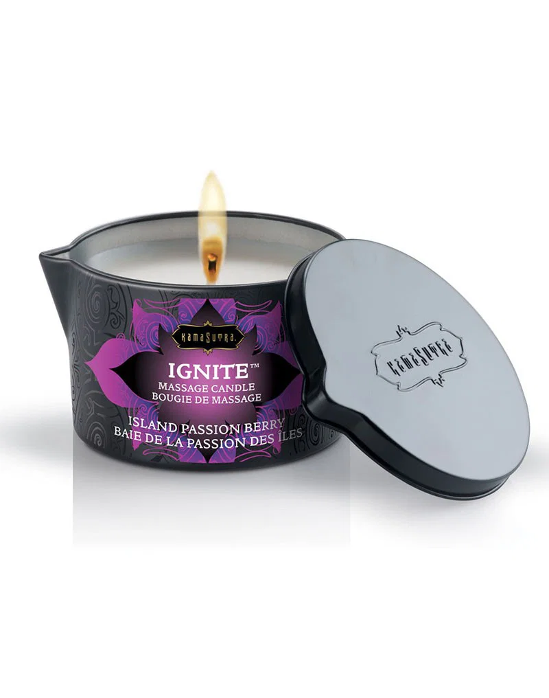 Kama Sutra Ignite Island Passion Berry -hierontakynttilä kaatonokallisessa purkissa. Freyona.