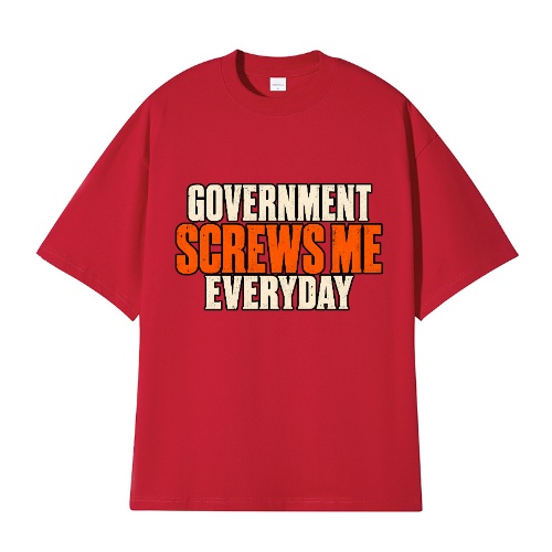 Kirkkaanpunainen Government screws me everyday -T-paita poliittisella piikillä ja kaksimielisellä huumorilla