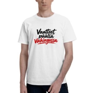 Valkoisen T-paidan etupuoli "Vaatteet päällä vahingossa" -tekstipainatuksella. Freyona.
