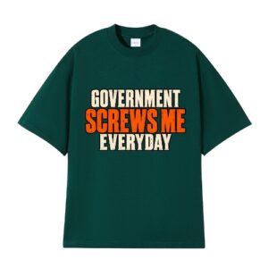 Smaragdinvihreä Government screws me everyday -T-paita poliittisella piikillä ja kaksimielisellä huumorilla. Freyona.
