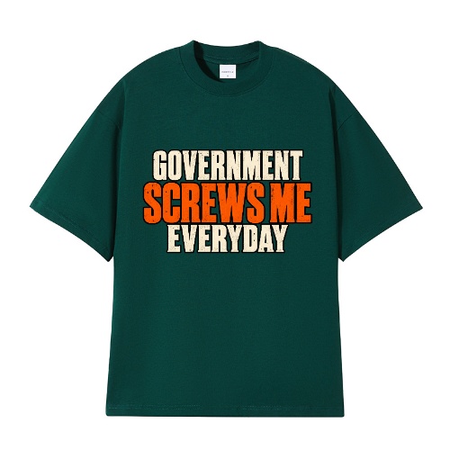 Smaragdinvihreä Government screws me everyday -T-paita poliittisella piikillä ja kaksimielisellä huumorilla. Freyona.