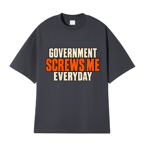 Harmaa Government screws me everyday -T-paita poliittisella piikillä ja kaksimielisellä huumorilla