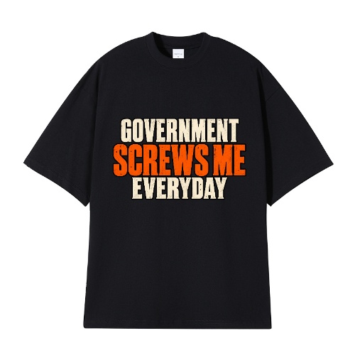 Musta Government screws me everyday -T-paita poliittisella piikillä ja kaksimielisellä huumorilla. Freyona.